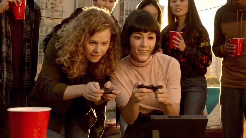 two-people-playing-the-nintendo-switch-in-reveal-trailer